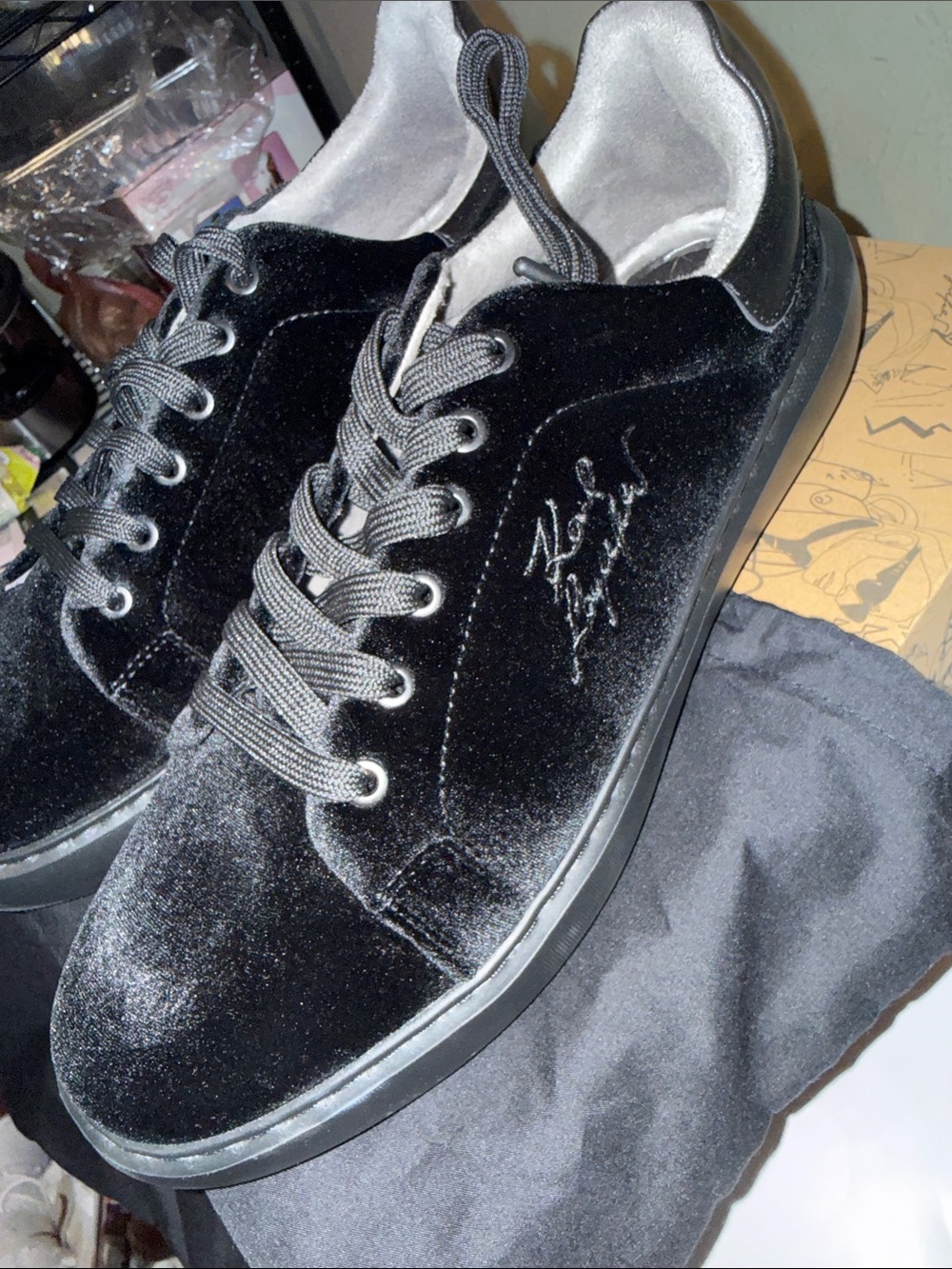 New Karl Lagerfeld Men’s Black Velvet Low-Top Sneakers - Picture 3 of 6